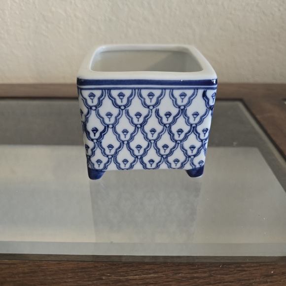 Hand painted Japanese inspired porcelain footed square jar. - Picture 2 of 6
